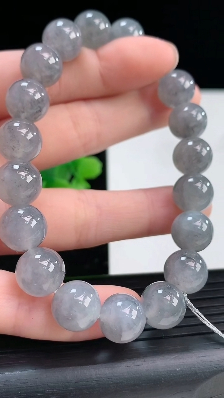 天然A货翡翠乌鸡种圆珠手串尺寸10.3-19颗重量:38.22g4月3日
工厂直销收藏佳品,种好水足，色泽均匀，有种有色，上手高大气！