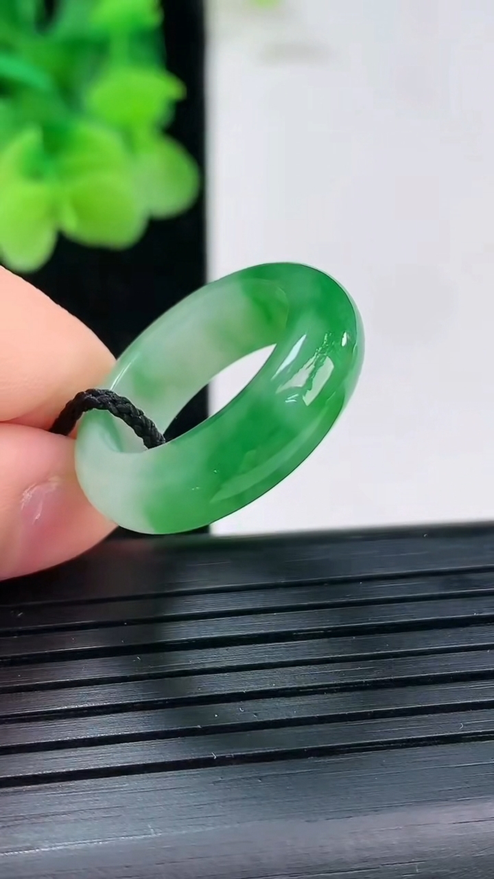 天然A货翡翠指环戒指尺寸16.5-6.3-3.6重量:4.18g2026年4月3日
工厂直销收藏佳品,种好水足，色泽均匀，有种有色，上手高大气！