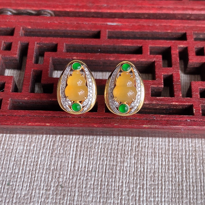 天然A货翡翠18K金伴钻镶嵌黄翡葫芦耳坠 
尺寸6.6-5.3mm 重量3.15g 0331