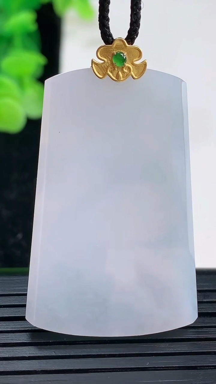 天然A货翡翠18K金紫罗兰无事牌吊坠尺寸41.6-26.9-3.6重量:12.49g
4月3日