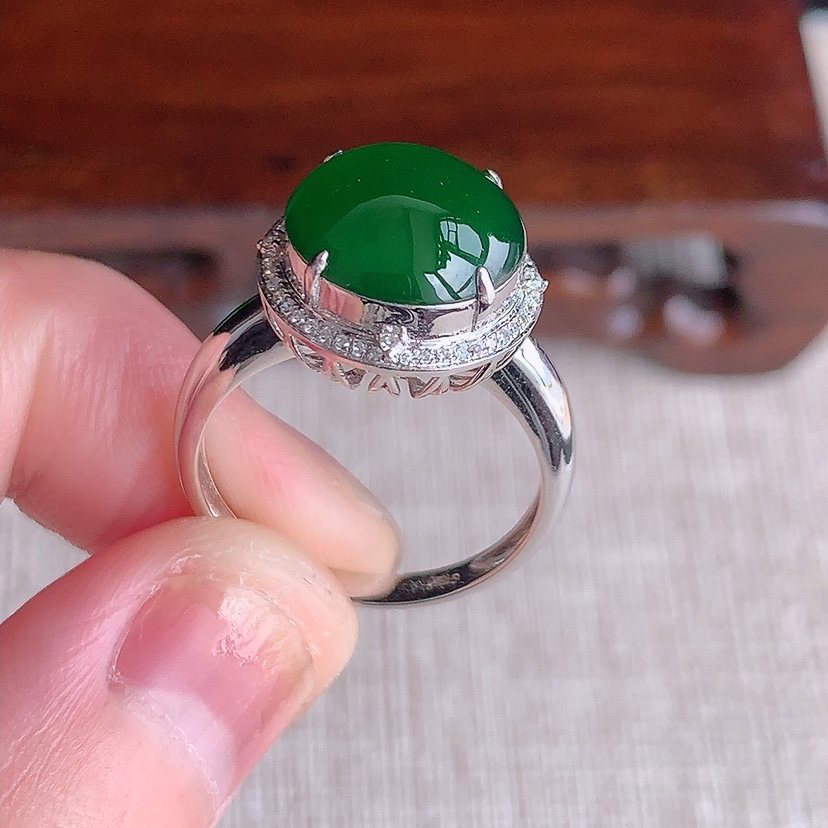 天然A货翡翠18K金伴钻镶嵌满绿蛋面戒指 圈口17.7裸石
尺寸11mm 重量3.24g 0331