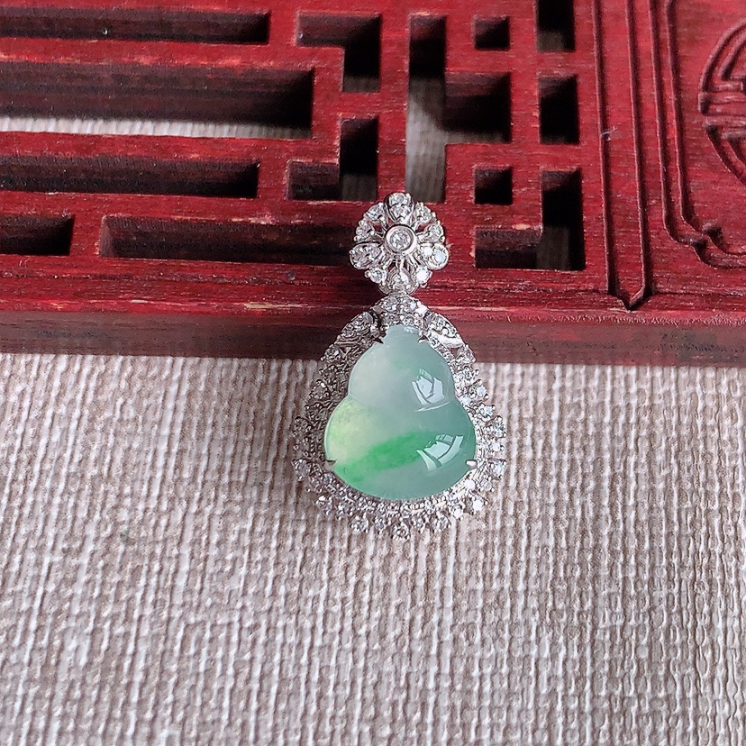 天然A货翡翠18K金伴钻镶嵌飘绿葫芦吊坠 
尺寸21-12.6-9.6裸石9.8-8.6mm 重量2.04g 0331