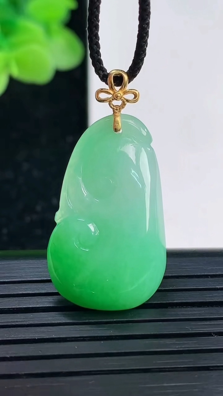 天然A货翡翠如意吊坠尺寸27.1-16.5-5.2重量:4.32g
4月3日