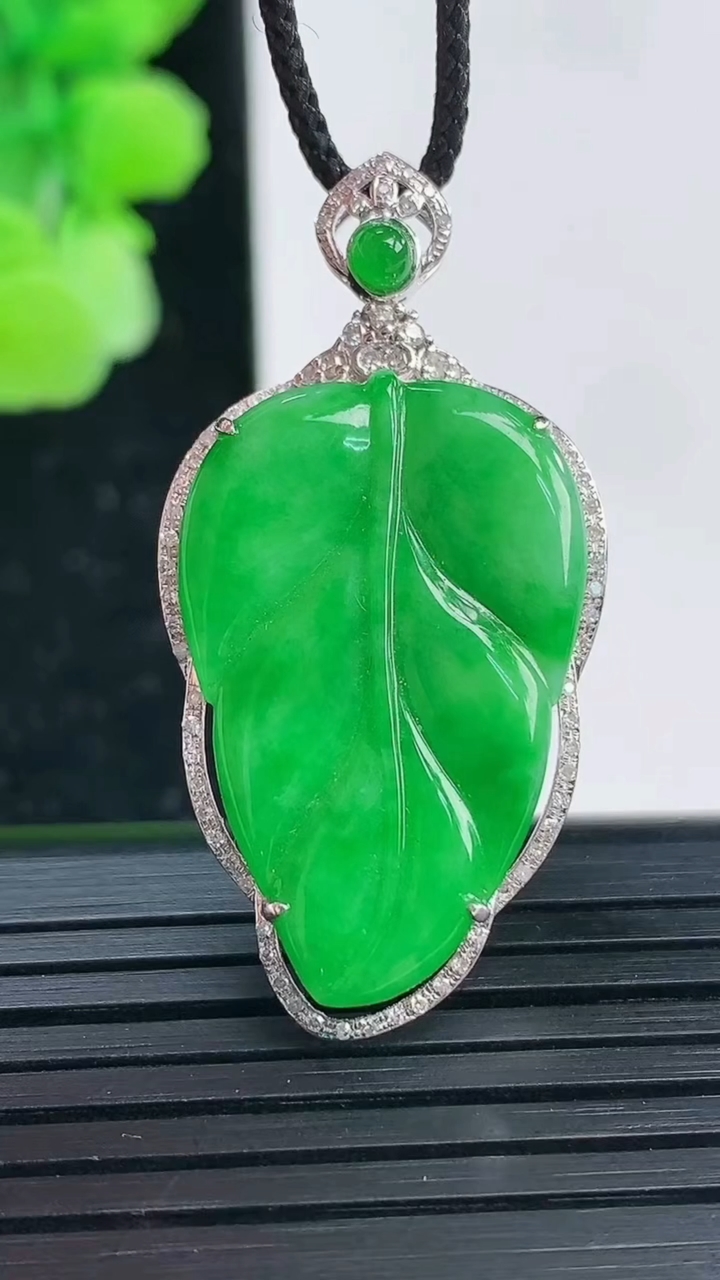 天然A货翡翠金枝玉叶 叶子吊坠尺寸38.6-19.5-4.9裸石27.1-17.4重量:4.12g
