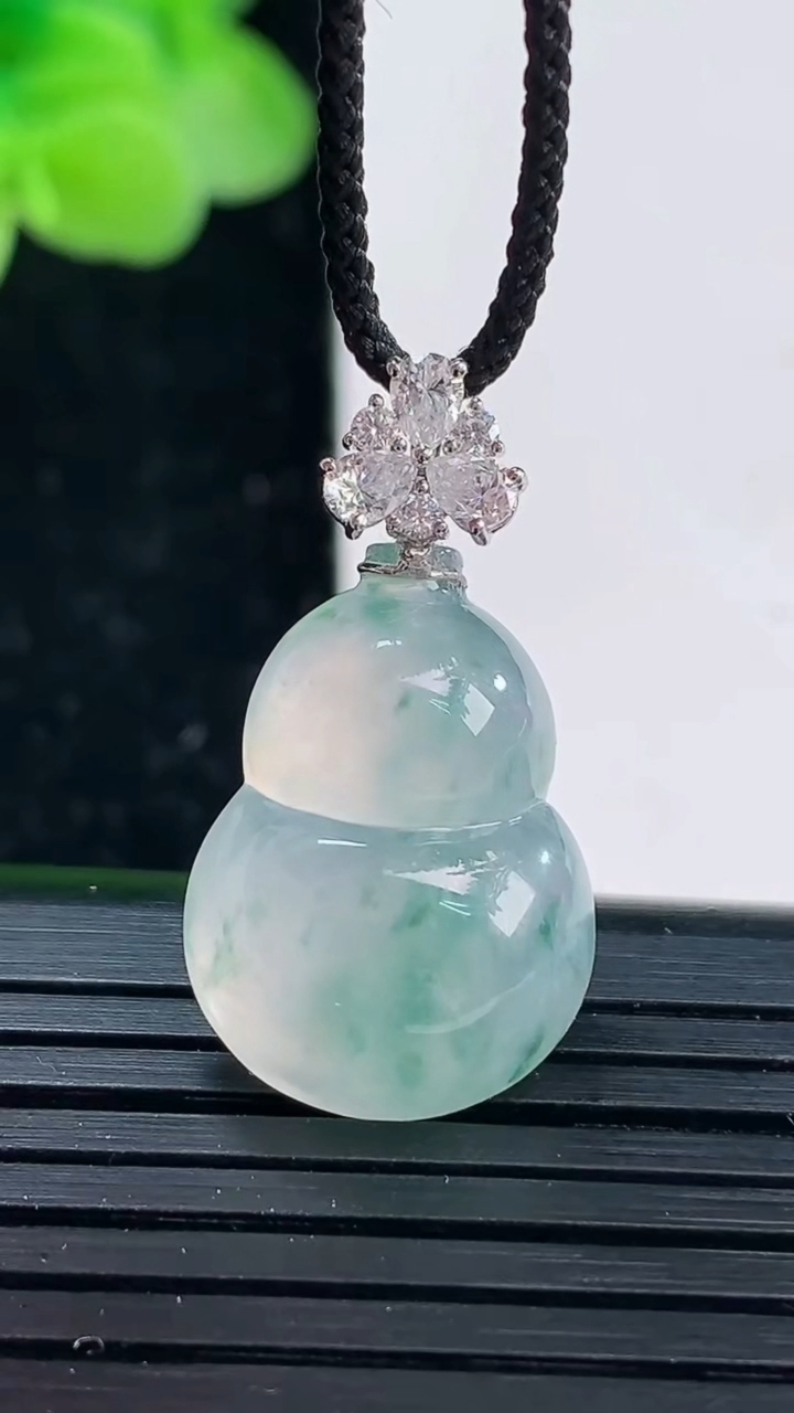 天然A货翡翠种飘花葫芦吊坠尺寸27.1-19.9-14.4-5.9重量:3.20g
4月3日