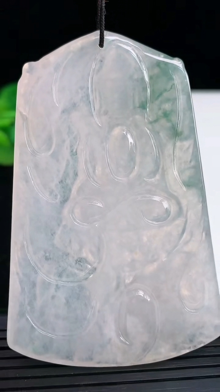 天然A货翡翠飘花文殊菩萨吊坠尺寸71.9-46.4-4.5重量:35.16g
4月3日