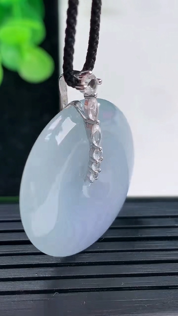 天然A货翡翠18K金紫罗兰平安扣吊坠尺寸26.9-5.6重量:8.86g
4月3日