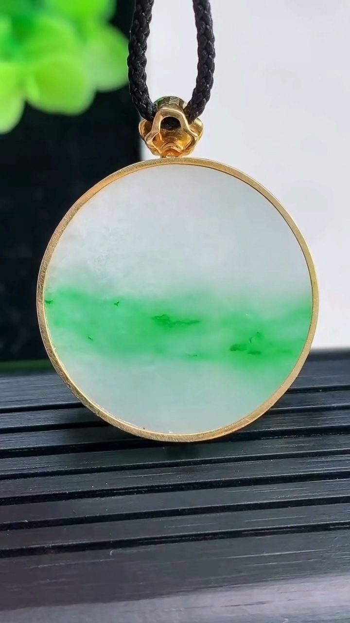 天然A货翡翠无事牌吊坠尺寸24.4-3.9重量:6.97g
4月3日