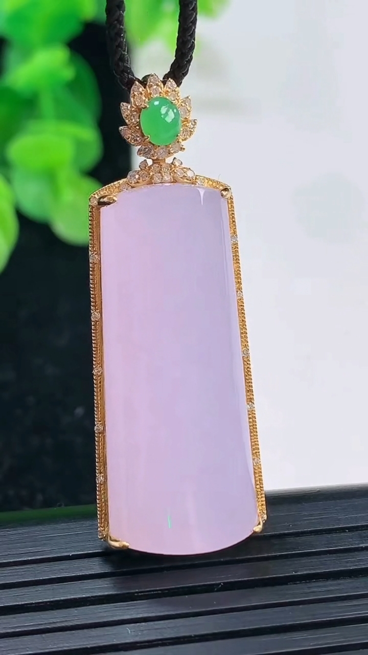 天然A货翡翠18K金紫罗兰无事牌吊坠尺寸42.9-15-7.1裸石32.3-13.3重量:8.94g
4月3日
