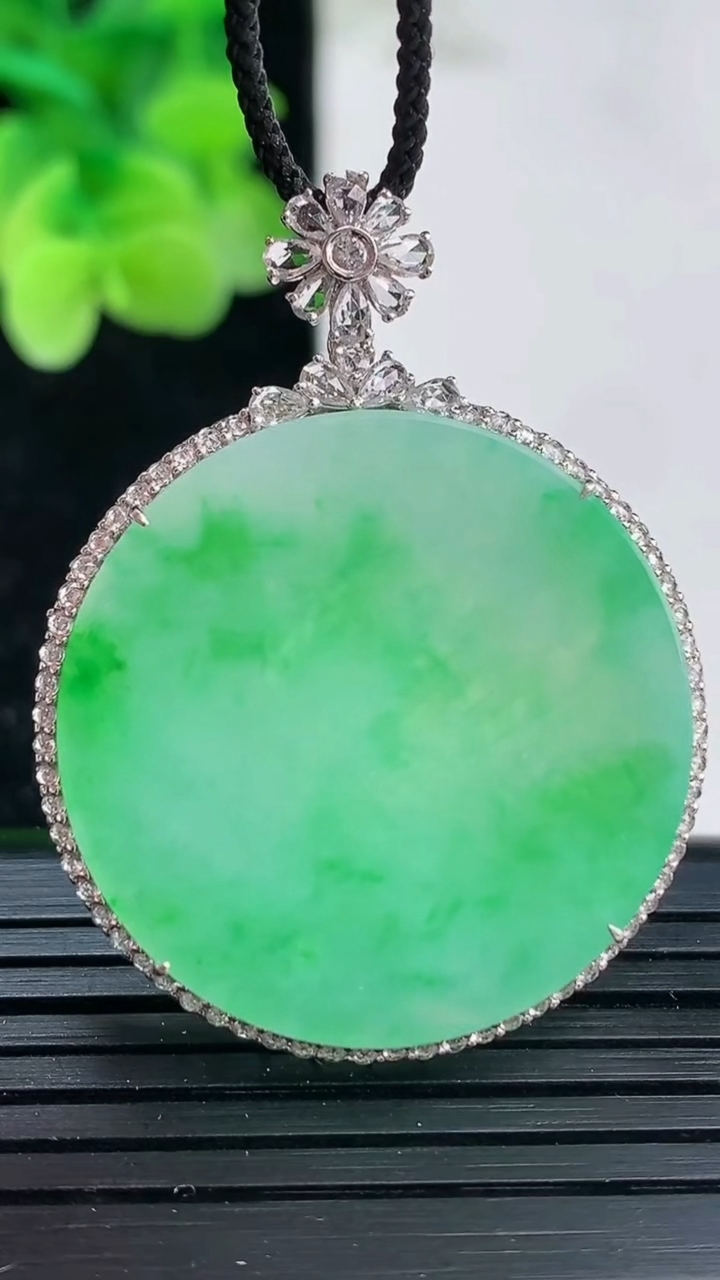 天然A货翡翠无事牌吊坠尺寸40.9-31.4-5.3裸石28.5重量:7.51g
4月3日