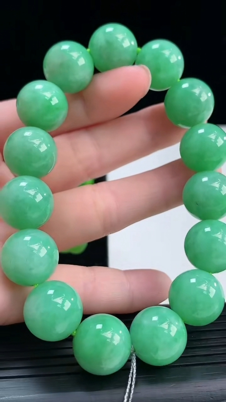 天然A货翡翠圆珠手串尺寸14-15颗重量:69.87g4月3日
工厂直销收藏佳品,种好水足，色泽均匀，有种有色，上手高大气！