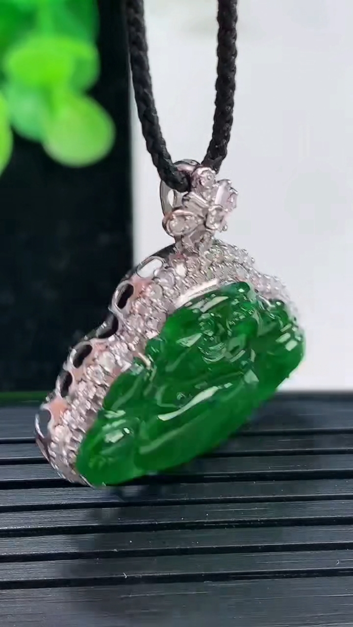 天然A货翡翠佛公吊坠尺寸29.8-28.9-7.1裸石17-26重量:5.69g
4月3日