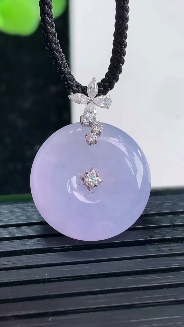 天然A货翡翠18K金紫罗兰平安扣吊坠尺寸17.3-17.6重量:40.85g
4月3日