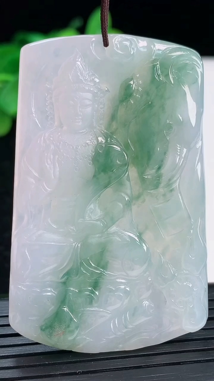 天然A货翡翠飘花普贤菩萨吊坠尺寸60.5-39-5.3重量:31.53g
4月3日