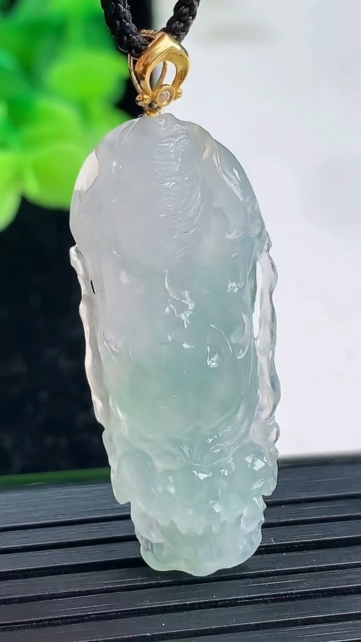 天然A货翡翠龙牌吊坠尺寸37.4.-15.5-8.3重量:8.11g
4月3日