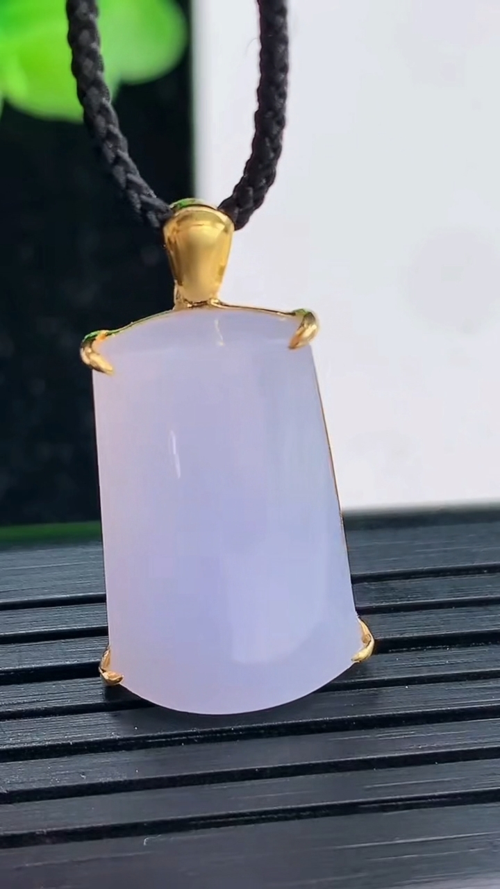 天然A货翡翠18K金紫罗兰无事牌吊坠尺寸21.5-13.3-5.7重量:4.11g
4月3日