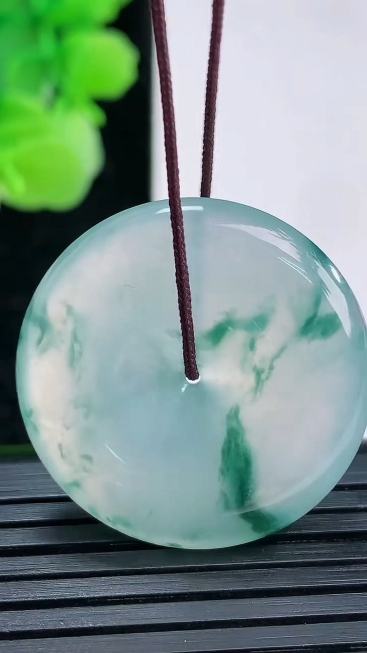 天然A货翡翠种飘花平安扣吊坠尺寸28.5-5.7重量:9.69g
4月3日