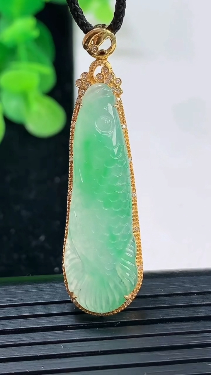 天然A货翡翠年年有余吊坠尺寸43.6-11.9-6.2裸石34.2-10.5重量:3.71g
4月3日