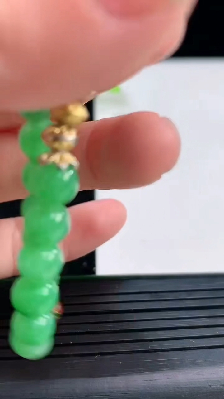天然A货翡翠圆珠手串尺寸6.6-19颗重量:14.44g4月3日
工厂直销收藏佳品,种好水足，色泽均匀，有种有色，上手高大气！