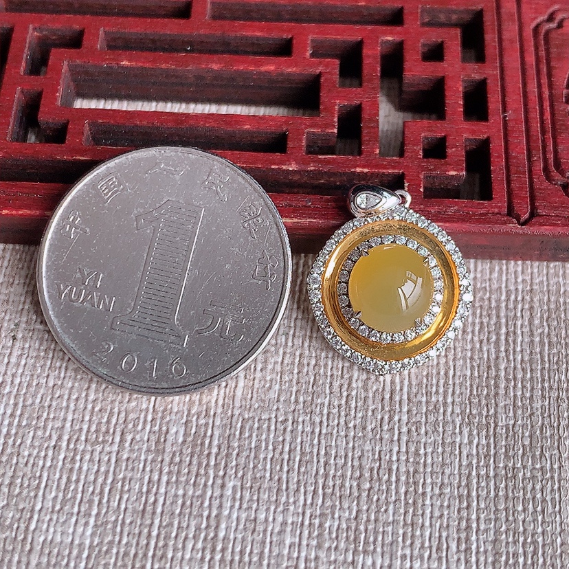 天然A货翡翠18K金伴钻镶嵌黄翡蛋面吊坠 
尺寸21.3-16.2-6.6裸石8.3-7.8mm 重量2.66g 0331