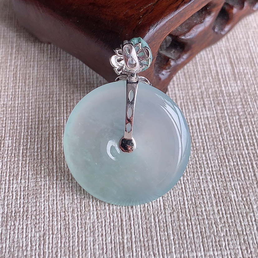 天然A货翡翠18K金伴钻镶嵌晴水平安扣吊坠 
尺寸35-26.5-4.8mm 重量8.45g 033