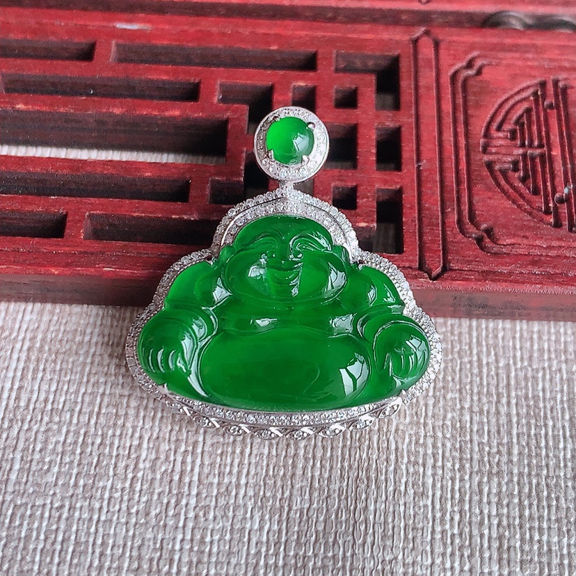 天然A货翡翠18K金伴钻镶嵌满绿佛公吊坠 
尺寸38.4-28.6-7.7裸石17.3-26mm 重量6.00g 0331