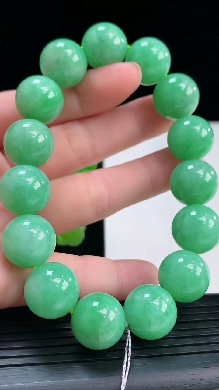 天然A货翡翠圆珠手串尺寸14-15颗重量:69.87g4月3日
工厂直销收藏佳品,种好水足，色泽均匀，有种有色，上手高大气！