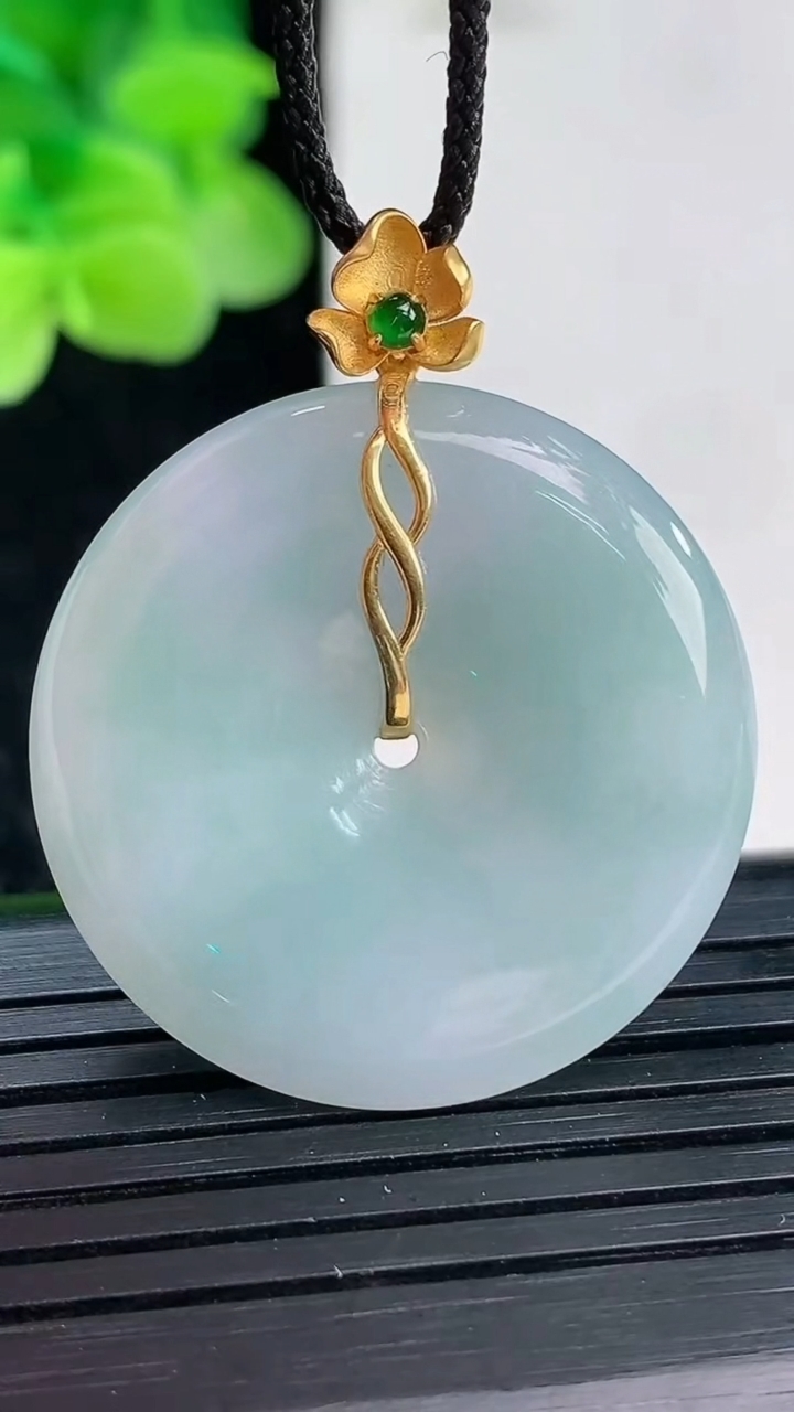 天然A货翡翠平安扣吊坠尺寸29.4-5重量:10.08g
4月3日