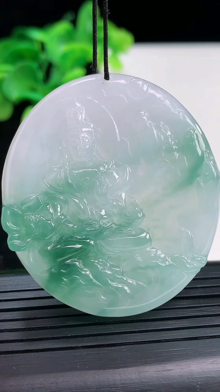 天然A货翡翠种飘花山水观音菩萨吊坠尺寸50.5-45.8-6重量:32.67g
4月3日