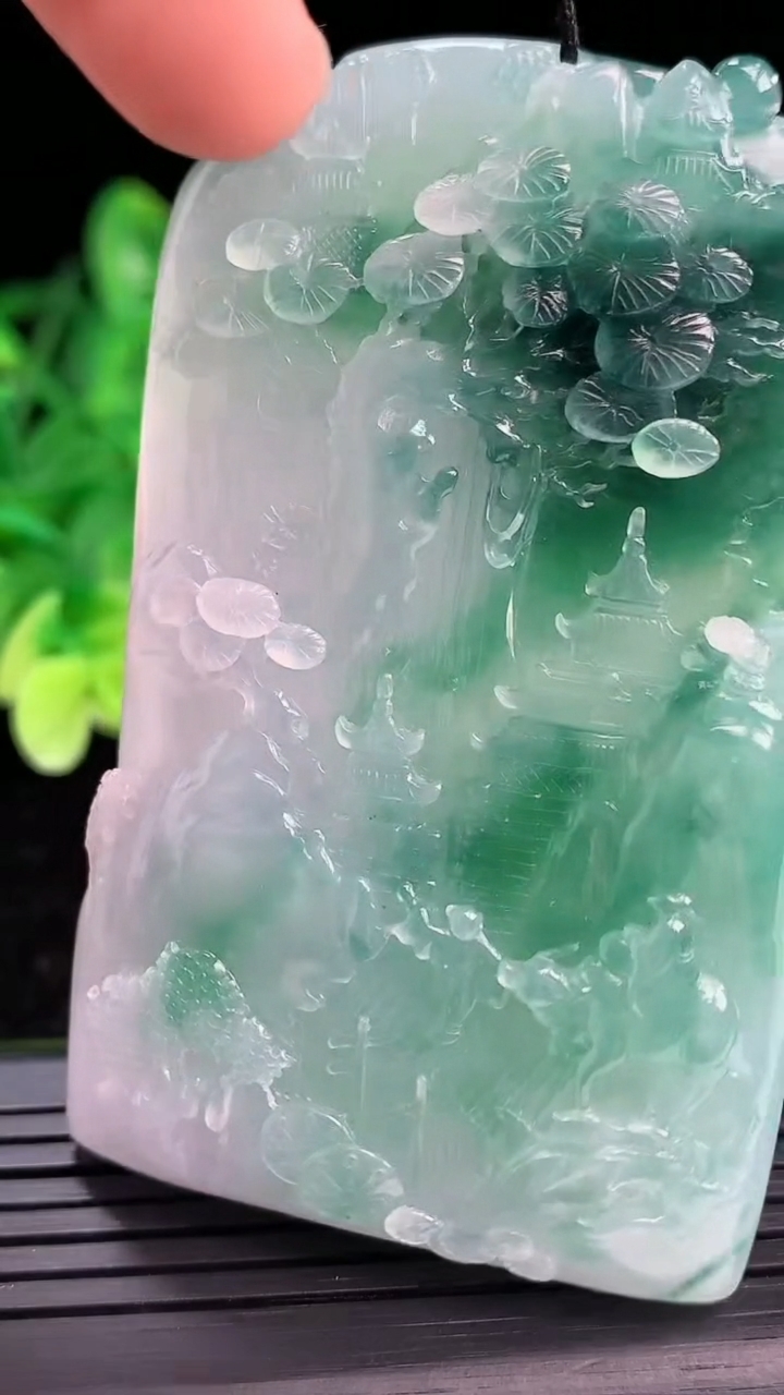 天然A货翡翠种飘花山水牌吊坠尺寸69.2-42.9-11.8重量:85.87g
4月3日