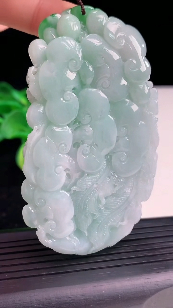 天然A货翡翠凤凰吊坠尺寸77.5-42.4-11.2重量:68.56g
4月3日