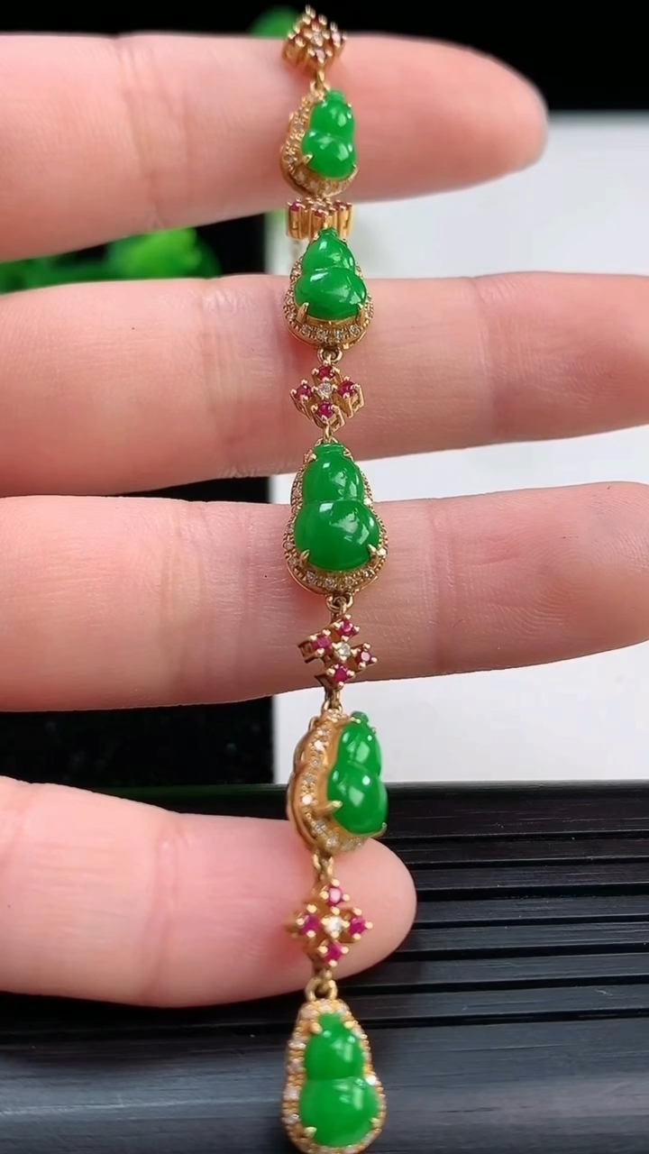 天然A货翡翠葫芦手链尺寸76-5.7重量:5.42g
4月3日