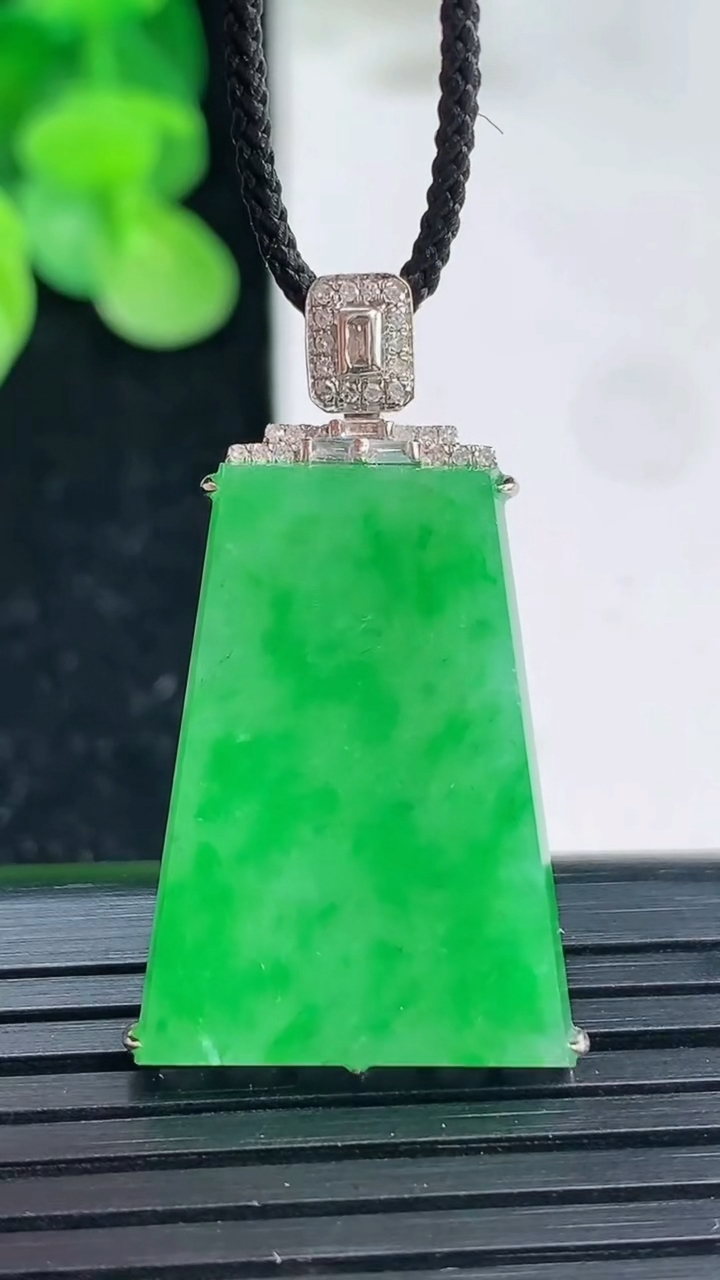 天然A货翡翠无事牌吊坠尺寸33.8-25.1-18.2-4.8重量:4.64g
4月3日