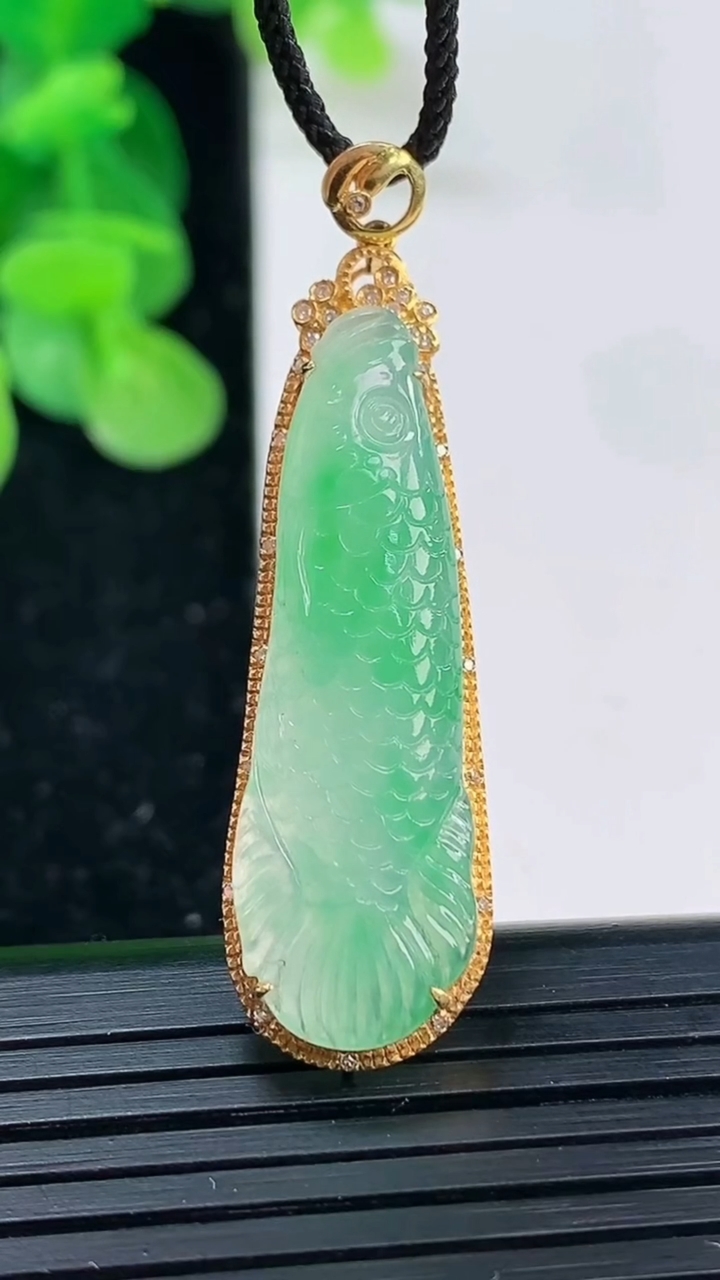 天然A货翡翠年年有余吊坠尺寸43.6-11.9-6.2裸石34.2-10.5重量:3.71g
4月3