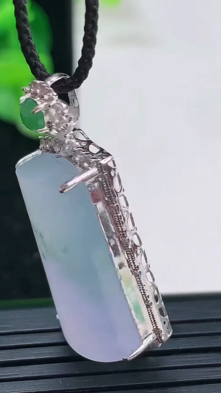 天然A货翡翠18K金紫罗兰飘花无事牌吊坠尺寸38.2-16.8-8.3裸石26.1-15.2重量:7.58g
4月3日