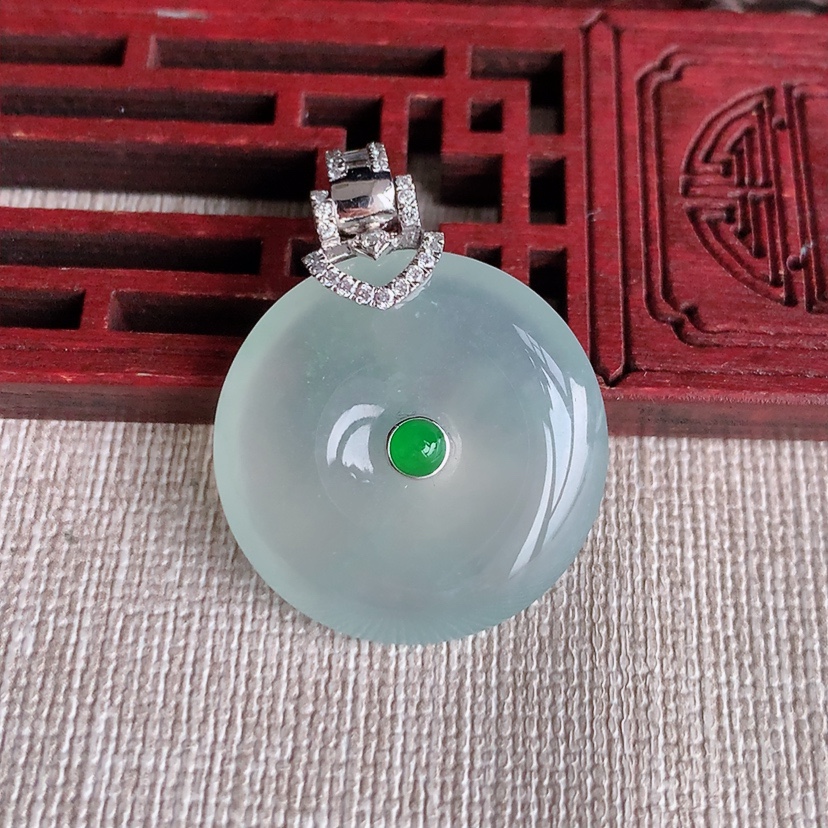 天然A货翡翠18K金伴钻镶嵌晴水平安扣吊坠 
尺寸35.8-25-5.8mm 重量9.63g 0331