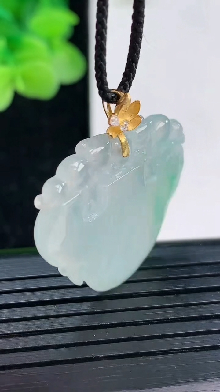 天然A货翡翠如意头吊坠尺寸26.1-29.1-3.5重量:6.21g
4月3日