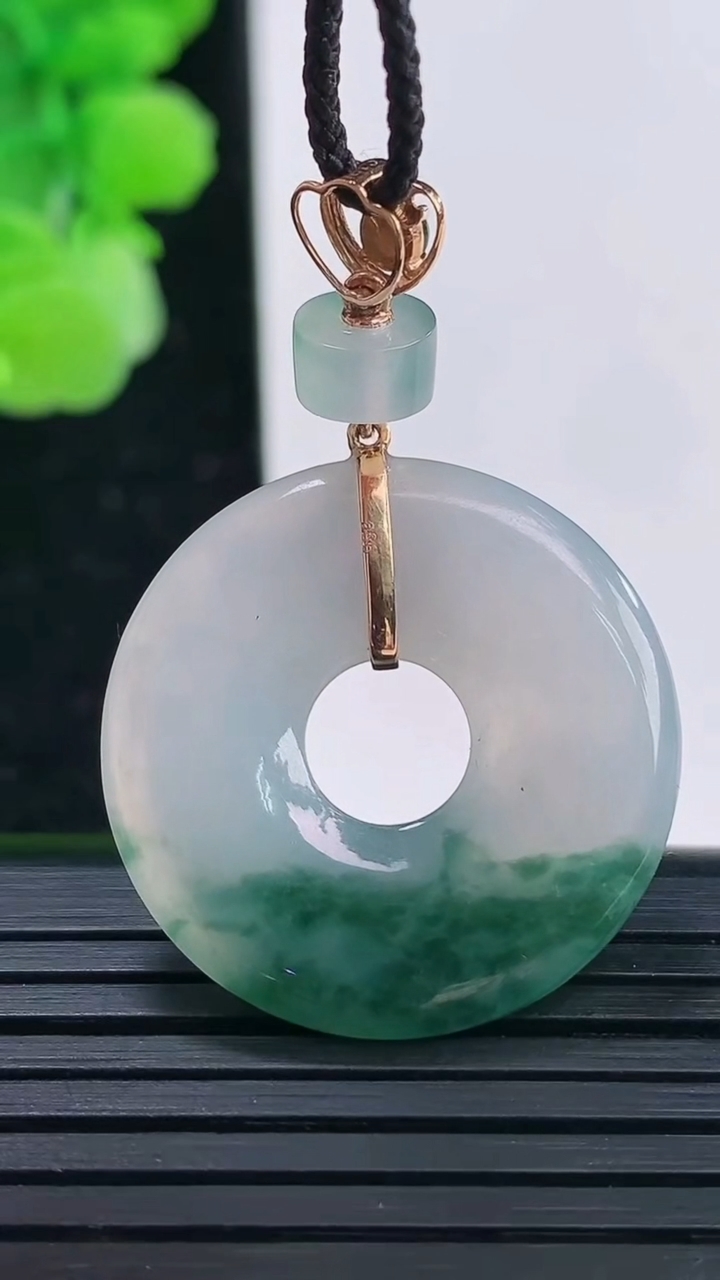 天然A货翡翠18K金飘花平安环吊坠尺寸25.8-3.5重量:5.85g
4月3日