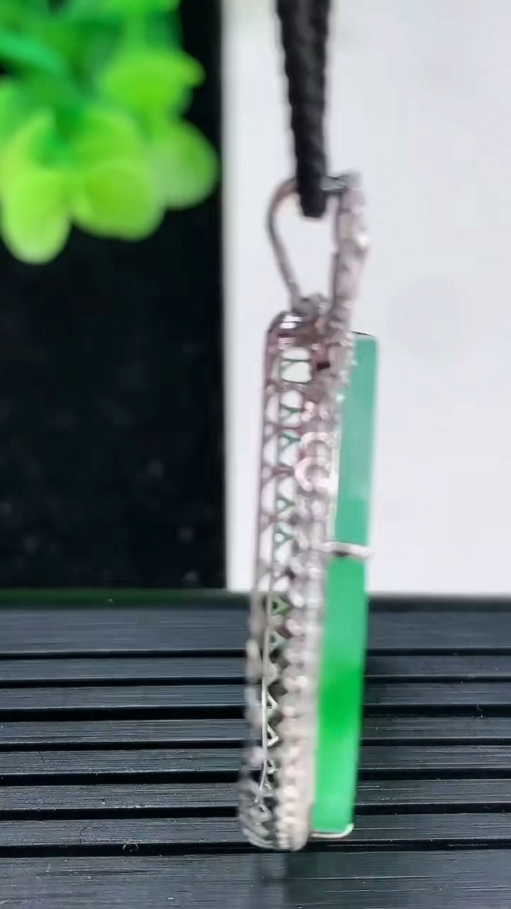 天然A货翡翠无事牌吊坠尺寸40.9-31.4-5.3裸石28.5重量:7.51g
4月3日