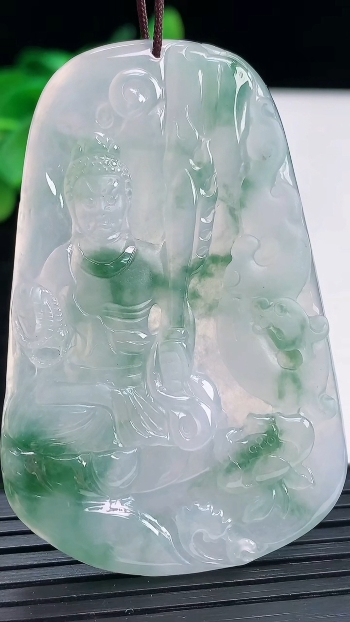 天然A货翡翠飘花不动明王吊坠尺寸62.2-40.4-4.4重量:24.93g
4月3日