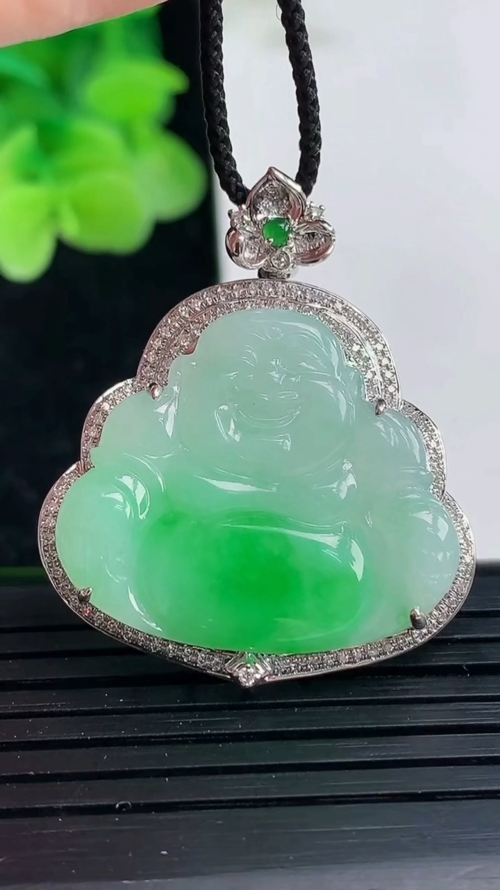 天然A货翡翠佛公吊坠尺寸35.1-29.9-7裸石23-26.6重量:6.66g
4月3日