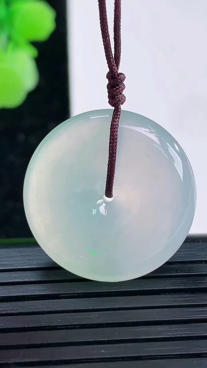 天然A货翡翠平安扣吊坠尺寸23.7-5.7重量:7.19g
4月3日