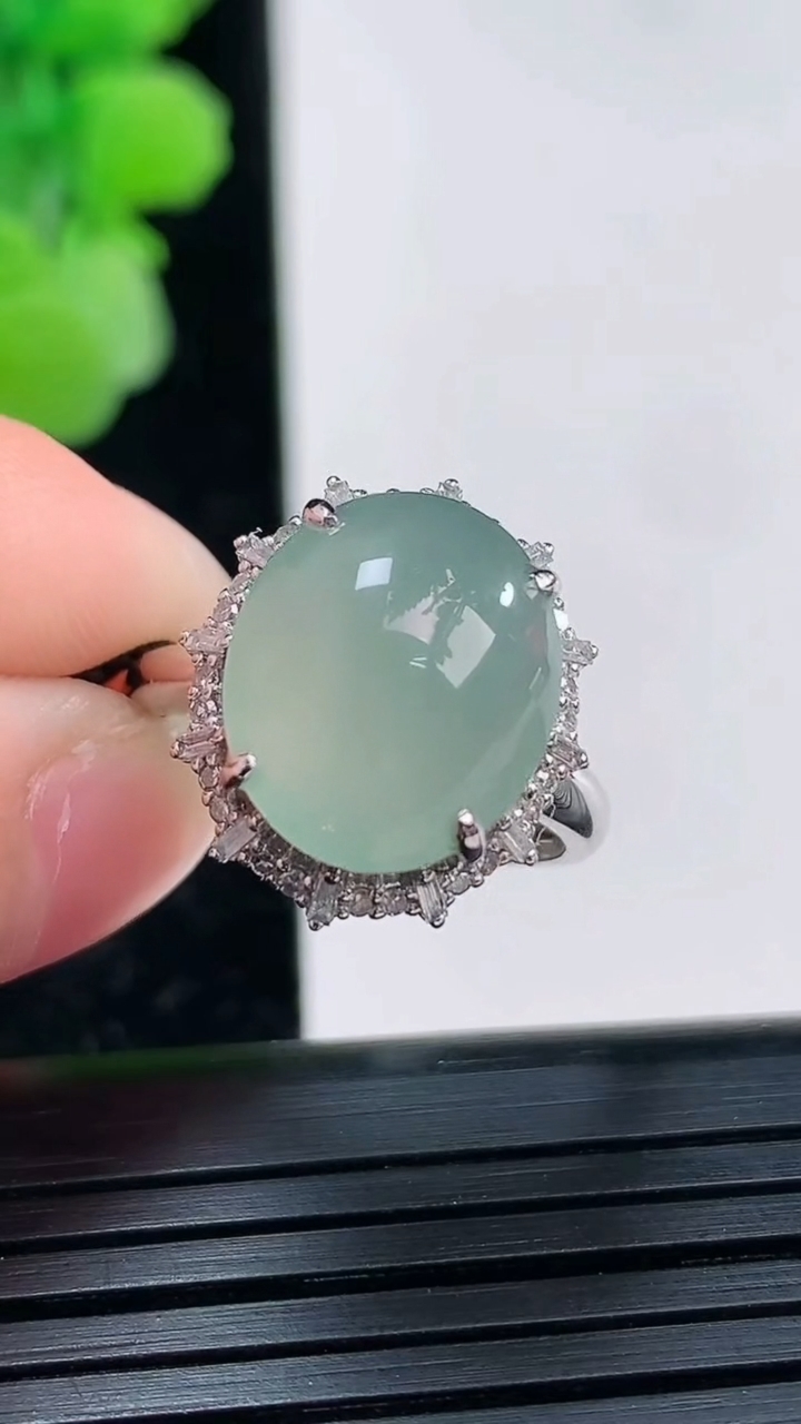 天然A货翡翠蛋面戒指尺寸17.7-13.2-11.1重量:5.69g2026年4月3日
工厂直销收藏佳品,种好水足，色泽均匀，有种有色，上手高大气！