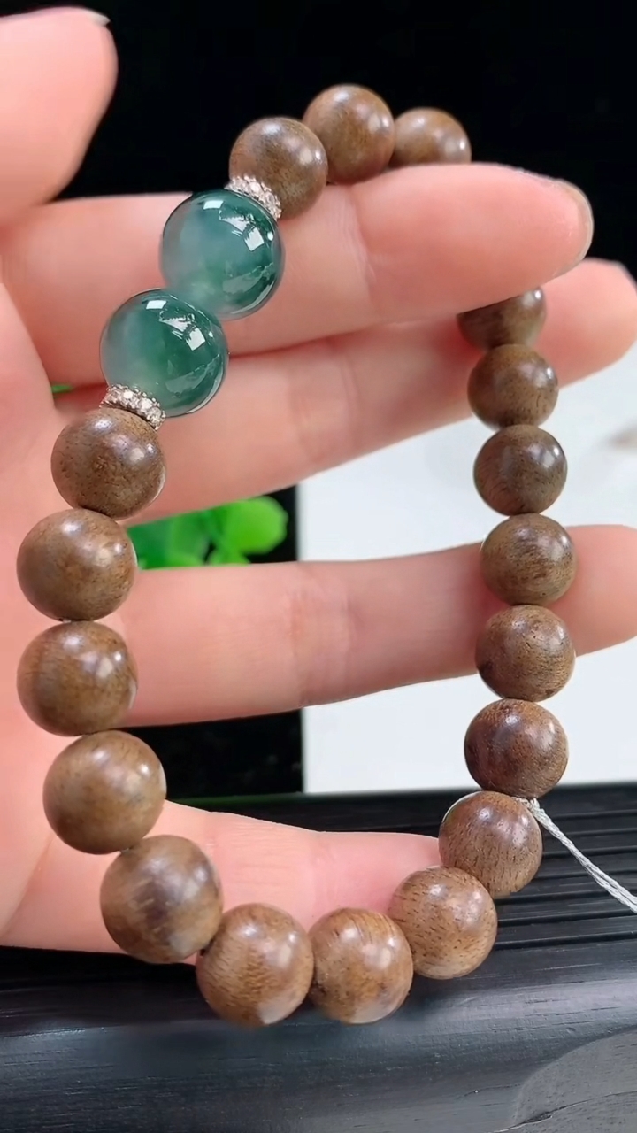 天然A货翡翠飘花檀香圆珠手串尺寸11重量:72.94g4月3日
工厂直销收藏佳品,种好水足，色泽均匀，有种有色，上手高大气！