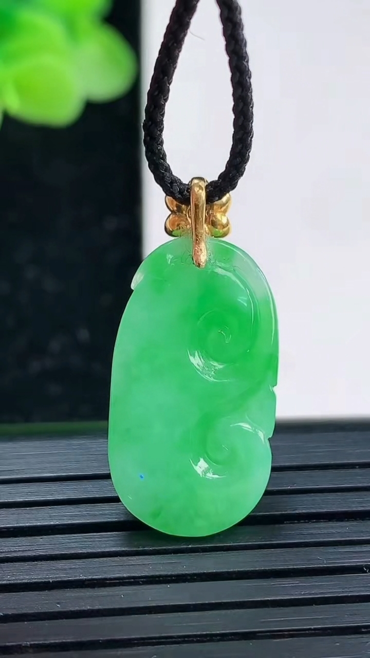 天然A货翡翠如意吊坠尺寸22.9-12.6-5重量:2.92g
4月3日