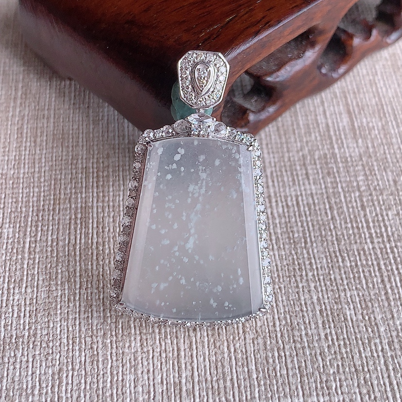 天然A货翡翠18K金伴钻镶嵌白冰白月光雪花棉无事牌吊坠 
尺寸37.8-22-8裸石24.6-18.5mm 重量4.32g 0331