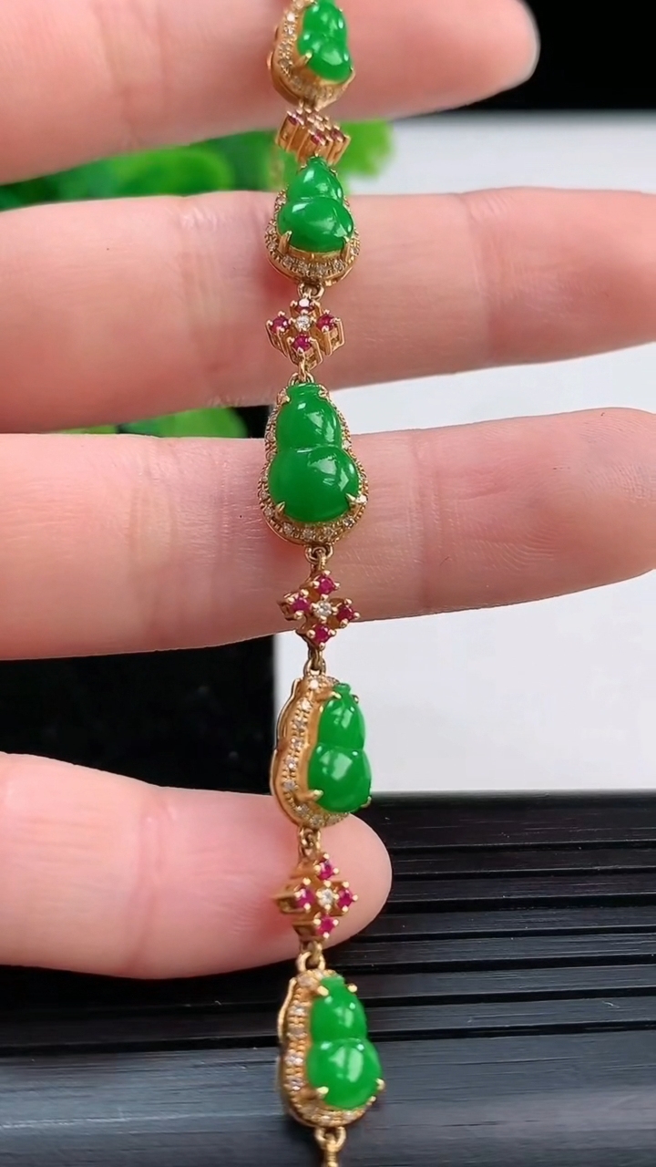 天然A货翡翠葫芦手链尺寸76-5.7重量:5.42g
4月3日