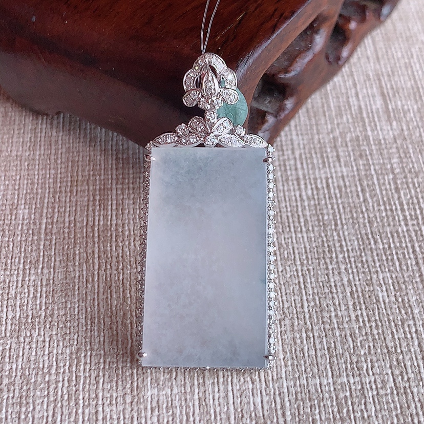 天然A货翡翠18K金伴钻镶嵌白冰白月光无事牌吊坠 
尺寸40-17.6-7.5裸石26.3-14.8mm 重量8.83g 0331