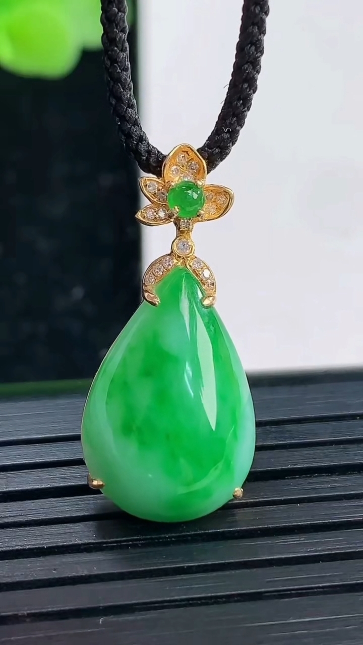天然A货翡翠水滴吊坠尺寸26.9-18.1-12.3-6.6重量:2.97g
4月3日