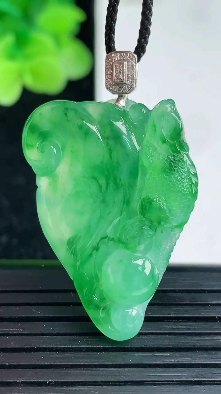 天然A货翡翠今非昔比 蜥蜴吊坠尺寸33.5-22.2-7.7重量:10.73g
4月3日